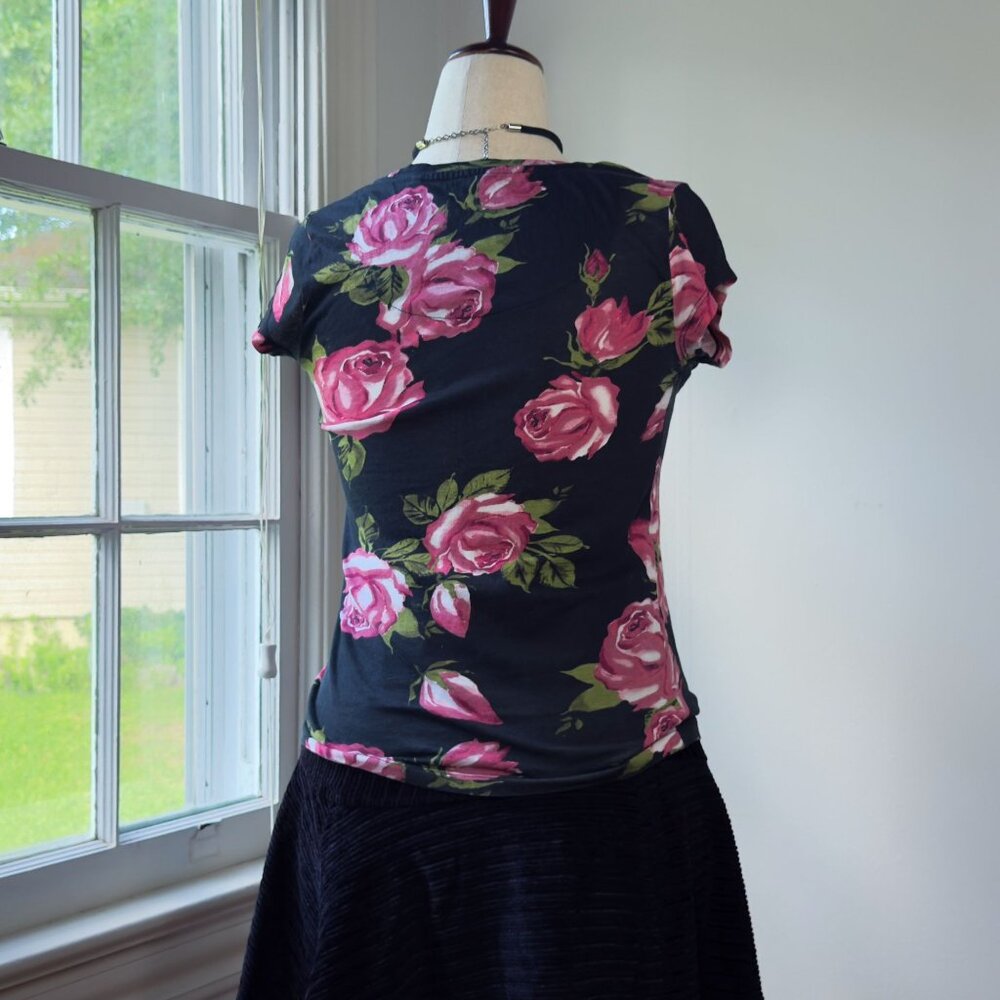 Guess Floral Baby Doll Tee Cotton Tshirt Sequins Roses Size Medium Y2K - Picture 3 of 6